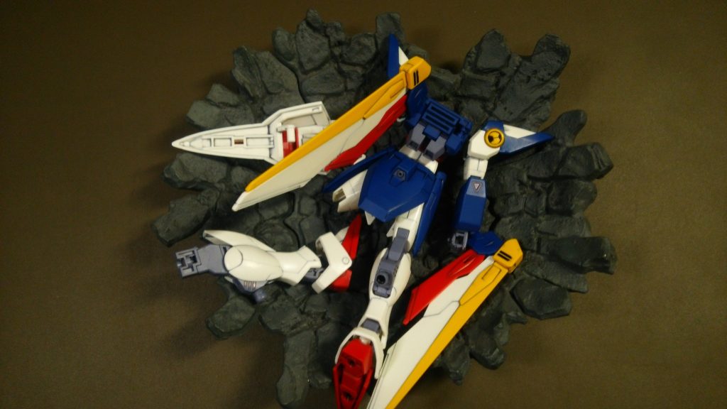 大破したウイングガンダム