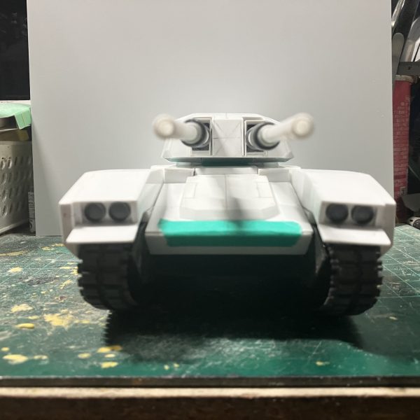 1/48 61式戦車　製作17〜19日目1/48戦車改めて、61式戦車とします♪大きさ比較に1/14461式戦車と並べてます少しずつディテールアップキャタピラ側の装甲をよく見たら間違えてたから、さらに内側全部2ミリ幅増し中央部のグリルや下部周りの追加して砲手ハッチと操縦ハッチの穴開けて試しに兵士を乗せてみました(//∇//)ちょうどいいポーズのが前に作ったジオン兵のしか無かったから完成時には連邦兵を乗せたいですね〜♪（6枚目）