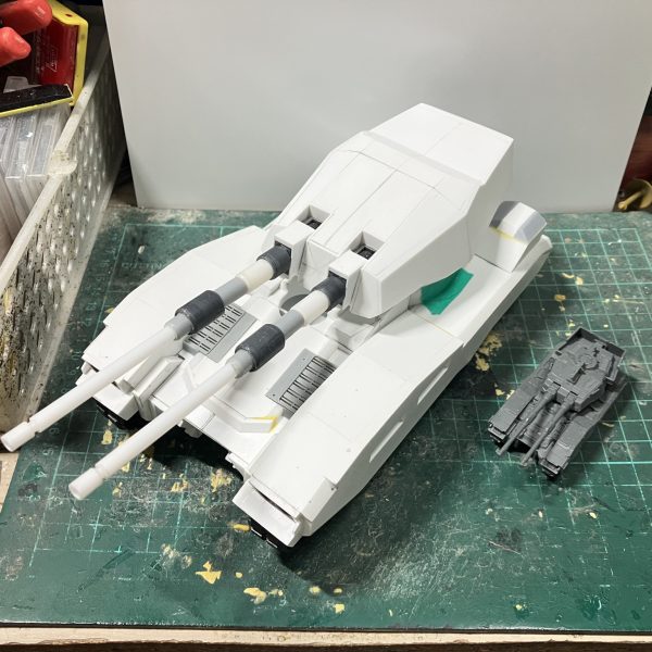 1/48 61式戦車　製作17〜19日目1/48戦車改めて、61式戦車とします♪大きさ比較に1/14461式戦車と並べてます少しずつディテールアップキャタピラ側の装甲をよく見たら間違えてたから、さらに内側全部2ミリ幅増し中央部のグリルや下部周りの追加して砲手ハッチと操縦ハッチの穴開けて試しに兵士を乗せてみました(//∇//)ちょうどいいポーズのが前に作ったジオン兵のしか無かったから完成時には連邦兵を乗せたいですね〜♪（4枚目）