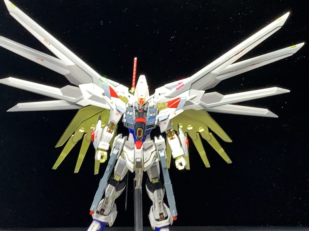 羽根を広げると正に天使のごとき神々しさ。やはりマイティーストライクフリーダムガンダムはカッコイイ‼️