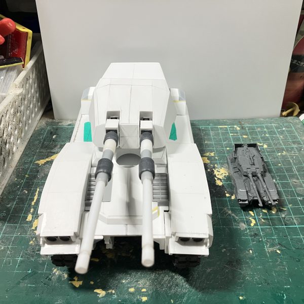 1/48 61式戦車　製作17〜19日目1/48戦車改めて、61式戦車とします♪大きさ比較に1/14461式戦車と並べてます少しずつディテールアップキャタピラ側の装甲をよく見たら間違えてたから、さらに内側全部2ミリ幅増し中央部のグリルや下部周りの追加して砲手ハッチと操縦ハッチの穴開けて試しに兵士を乗せてみました(//∇//)ちょうどいいポーズのが前に作ったジオン兵のしか無かったから完成時には連邦兵を乗せたいですね〜♪（3枚目）