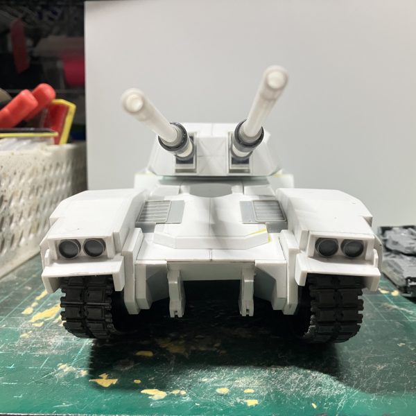 1/48 61式戦車　製作17〜19日目1/48戦車改めて、61式戦車とします♪大きさ比較に1/14461式戦車と並べてます少しずつディテールアップキャタピラ側の装甲をよく見たら間違えてたから、さらに内側全部2ミリ幅増し中央部のグリルや下部周りの追加して砲手ハッチと操縦ハッチの穴開けて試しに兵士を乗せてみました(//∇//)ちょうどいいポーズのが前に作ったジオン兵のしか無かったから完成時には連邦兵を乗せたいですね〜♪（5枚目）