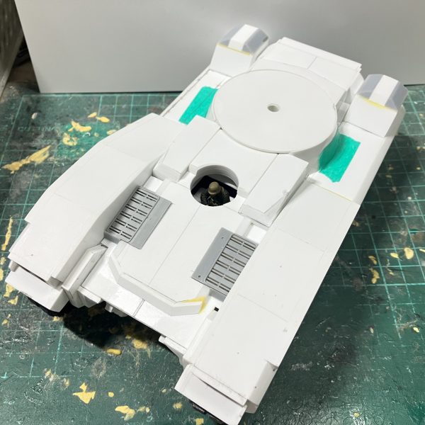 1/48 61式戦車　製作17〜19日目1/48戦車改めて、61式戦車とします♪大きさ比較に1/14461式戦車と並べてます少しずつディテールアップキャタピラ側の装甲をよく見たら間違えてたから、さらに内側全部2ミリ幅増し中央部のグリルや下部周りの追加して砲手ハッチと操縦ハッチの穴開けて試しに兵士を乗せてみました(//∇//)ちょうどいいポーズのが前に作ったジオン兵のしか無かったから完成時には連邦兵を乗せたいですね〜♪（2枚目）