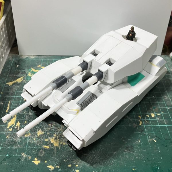 1/48 61式戦車　製作17〜19日目1/48戦車改めて、61式戦車とします♪大きさ比較に1/14461式戦車と並べてます少しずつディテールアップキャタピラ側の装甲をよく見たら間違えてたから、さらに内側全部2ミリ幅増し中央部のグリルや下部周りの追加して砲手ハッチと操縦ハッチの穴開けて試しに兵士を乗せてみました(//∇//)ちょうどいいポーズのが前に作ったジオン兵のしか無かったから完成時には連邦兵を乗せたいですね〜♪（1枚目）