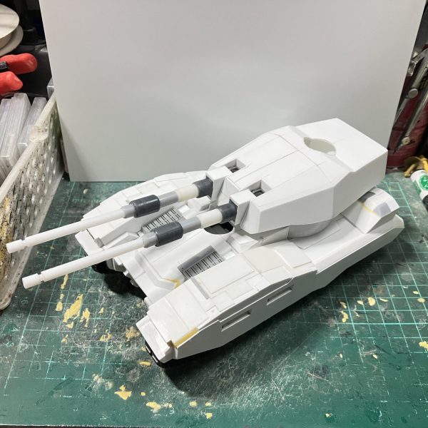 1/48 61式戦車　製作20〜24日目キャタピラ側装甲、リア部、車体裏側のディテールアップしましたキャタピラ側の装甲はプラ板の厚みを変えて、わずかな段差とハッチを取り付けリアは牽引フックを追加して、そのまま車体裏の緊急ハッチかな？横転した時に抜け出すために1/144にはディテールされてあり、1/35は説明書には記載されて無かったからハッチなのか分からなかったですリア上部のダクトグリルは、本来なら四角いシャッター式のように見えましたけど、こっちの方が映えるから丸ダクトにしましたこの下の室内は人が数人入れて輸送を兼ねており通気口の役割と考えます次は砲塔のディテールアップしていきます♪（1枚目）