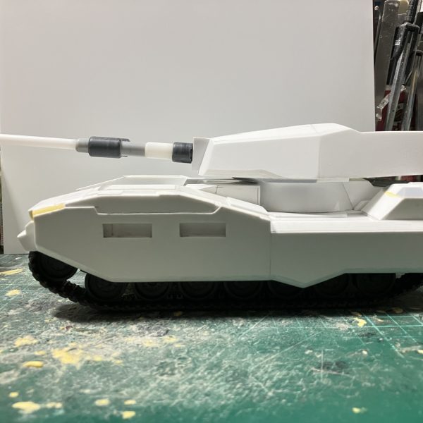 1/48 61式戦車 製作20〜24日目キャタピラ側装甲、リア部、車体裏側のディテールアップしましたキャタピラ側の装甲はプラ板の厚みを変えて、わずかな段差とハッチを取り付けリアは牽引フックを追加して、そのまま車体裏の緊急ハッチかな?横転した時に抜け出すために1/144にはディテールされてあり、1/35は説明書には記載されて無かったからハッチなのか分からなかったですリア上部のダクトグリルは、本来なら四角いシャッター式のように見えましたけど、こっちの方が映えるから丸ダクトにしましたこの下の室内は人が数人入れて輸送を兼ねており通気口の役割と考えます次は砲塔のディテールアップしていきます♪(2枚目)