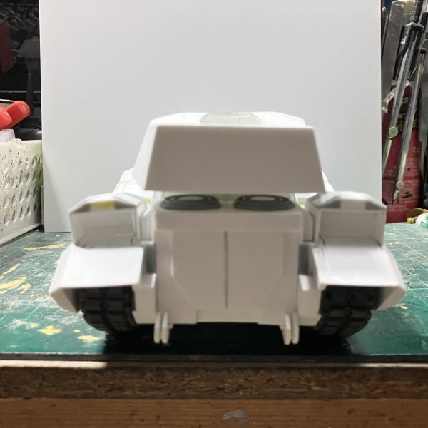 1/48 61式戦車 製作20〜24日目キャタピラ側装甲、リア部、車体裏側のディテールアップしましたキャタピラ側の装甲はプラ板の厚みを変えて、わずかな段差とハッチを取り付けリアは牽引フックを追加して、そのまま車体裏の緊急ハッチかな?横転した時に抜け出すために1/144にはディテールされてあり、1/35は説明書には記載されて無かったからハッチなのか分からなかったですリア上部のダクトグリルは、本来なら四角いシャッター式のように見えましたけど、こっちの方が映えるから丸ダクトにしましたこの下の室内は人が数人入れて輸送を兼ねており通気口の役割と考えます次は砲塔のディテールアップしていきます♪(3枚目)