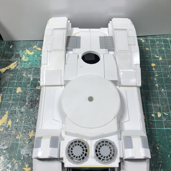 1/48 61式戦車 製作20〜24日目キャタピラ側装甲、リア部、車体裏側のディテールアップしましたキャタピラ側の装甲はプラ板の厚みを変えて、わずかな段差とハッチを取り付けリアは牽引フックを追加して、そのまま車体裏の緊急ハッチかな?横転した時に抜け出すために1/144にはディテールされてあり、1/35は説明書には記載されて無かったからハッチなのか分からなかったですリア上部のダクトグリルは、本来なら四角いシャッター式のように見えましたけど、こっちの方が映えるから丸ダクトにしましたこの下の室内は人が数人入れて輸送を兼ねており通気口の役割と考えます次は砲塔のディテールアップしていきます♪(4枚目)
