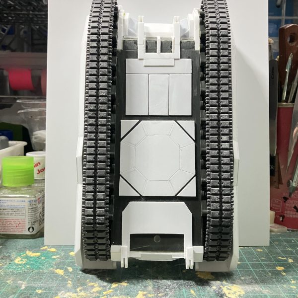 1/48 61式戦車 製作20〜24日目キャタピラ側装甲、リア部、車体裏側のディテールアップしましたキャタピラ側の装甲はプラ板の厚みを変えて、わずかな段差とハッチを取り付けリアは牽引フックを追加して、そのまま車体裏の緊急ハッチかな?横転した時に抜け出すために1/144にはディテールされてあり、1/35は説明書には記載されて無かったからハッチなのか分からなかったですリア上部のダクトグリルは、本来なら四角いシャッター式のように見えましたけど、こっちの方が映えるから丸ダクトにしましたこの下の室内は人が数人入れて輸送を兼ねており通気口の役割と考えます次は砲塔のディテールアップしていきます♪(5枚目)