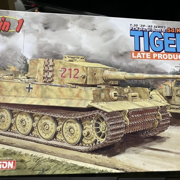 キューポラをどうするか考え、まだ作ってない戦車から使わないのがあるか見てみたところ、タイガーⅠのキューポラがあったから有効利用していきます♪写真はイメージです(//∇//)ハッチだけ作れば良さそうですドラゴン製の戦車は余剰パーツが多いから良いのがあって良かったですわ(=´∀｀)同じの２個買ってありますちょうど砲塔と操縦席の２個必要でした（2枚目）