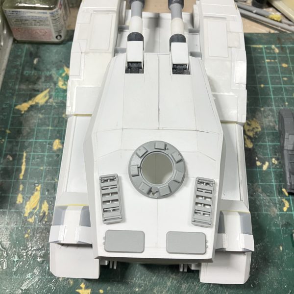 キューポラをどうするか考え、まだ作ってない戦車から使わないのがあるか見てみたところ、タイガーⅠのキューポラがあったから有効利用していきます♪写真はイメージです(//∇//)ハッチだけ作れば良さそうですドラゴン製の戦車は余剰パーツが多いから良いのがあって良かったですわ(=´∀｀)同じの２個買ってありますちょうど砲塔と操縦席の２個必要でした（1枚目）