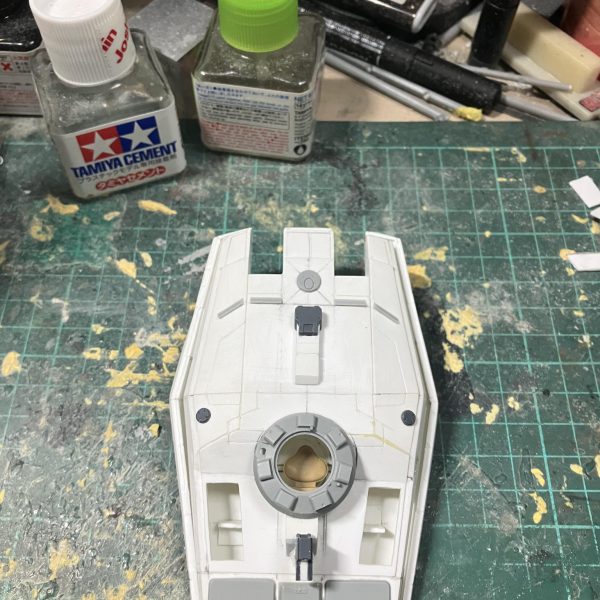1/48 61式戦車　製作25日目〜砲塔のディテールアップを始めてハッチを取り付けて兵士を乗せてみたら、イスが無い状態で肩の辺りまできてしまい例えイスの上に乗っても高さが高いため砲塔の高さを低くして行きますずっと厚みが気になってたけど、素通りしてたから踏ん切りがついて良かったかもしれないです💦ここまで進めてから気づくなんて😢かなりのバック1番高いハッチではなく砲塔の高さから始めたのが1番原因でした高さを測ったら設定よりも高くもなり、どれくらいカットすれば良いか計算したら8ミリほどでしたばっさりカット✂️カットしたついでにイスを取り付け(//∇//)上から見たら一回りほど違いましたわ〜だいぶ薄くなって現代のレオパルドⅡやエイブラムズみたいな最新鋭な見た目になりました（5枚目）