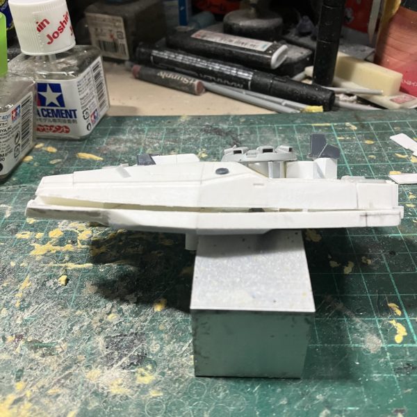 1/48 61式戦車　製作25日目〜砲塔のディテールアップを始めてハッチを取り付けて兵士を乗せてみたら、イスが無い状態で肩の辺りまできてしまい例えイスの上に乗っても高さが高いため砲塔の高さを低くして行きますずっと厚みが気になってたけど、素通りしてたから踏ん切りがついて良かったかもしれないです💦ここまで進めてから気づくなんて😢かなりのバック1番高いハッチではなく砲塔の高さから始めたのが1番原因でした高さを測ったら設定よりも高くもなり、どれくらいカットすれば良いか計算したら8ミリほどでしたばっさりカット✂️カットしたついでにイスを取り付け(//∇//)上から見たら一回りほど違いましたわ〜だいぶ薄くなって現代のレオパルドⅡやエイブラムズみたいな最新鋭な見た目になりました（4枚目）
