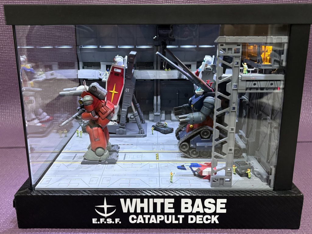 ベースの大きさは30cmX30cmX30cmで、自作のディスプレイケースに納めました。天井と側面にはLED照明を埋め込んで配線も隠し、スイッチで点灯させ2面から明るく眺めることができます。