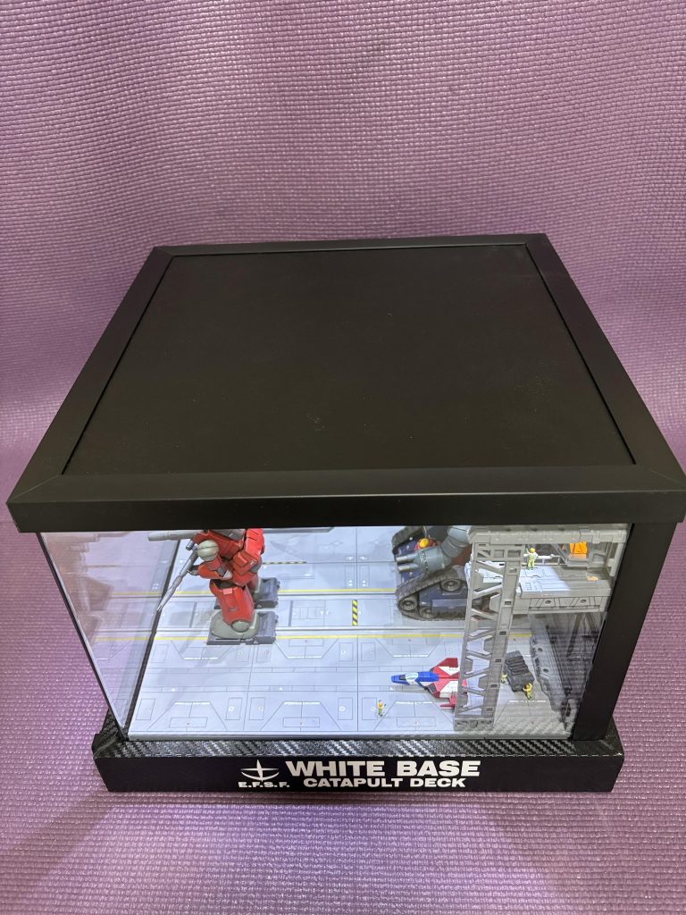 せっかく作ったガンプラも保管場所に困りますよねー😭単体でもジオラマでも、ケースに入れないと、埃を被るのが悲しいところです🥹天井の対処が難しく、左壁までの状態で放置してましたが、山田化学さんのアイテムの登場のお陰で、ようやく子供の頃からの夢が叶いました✨😭最後までご覧いただきありがとうございました🙇♂️