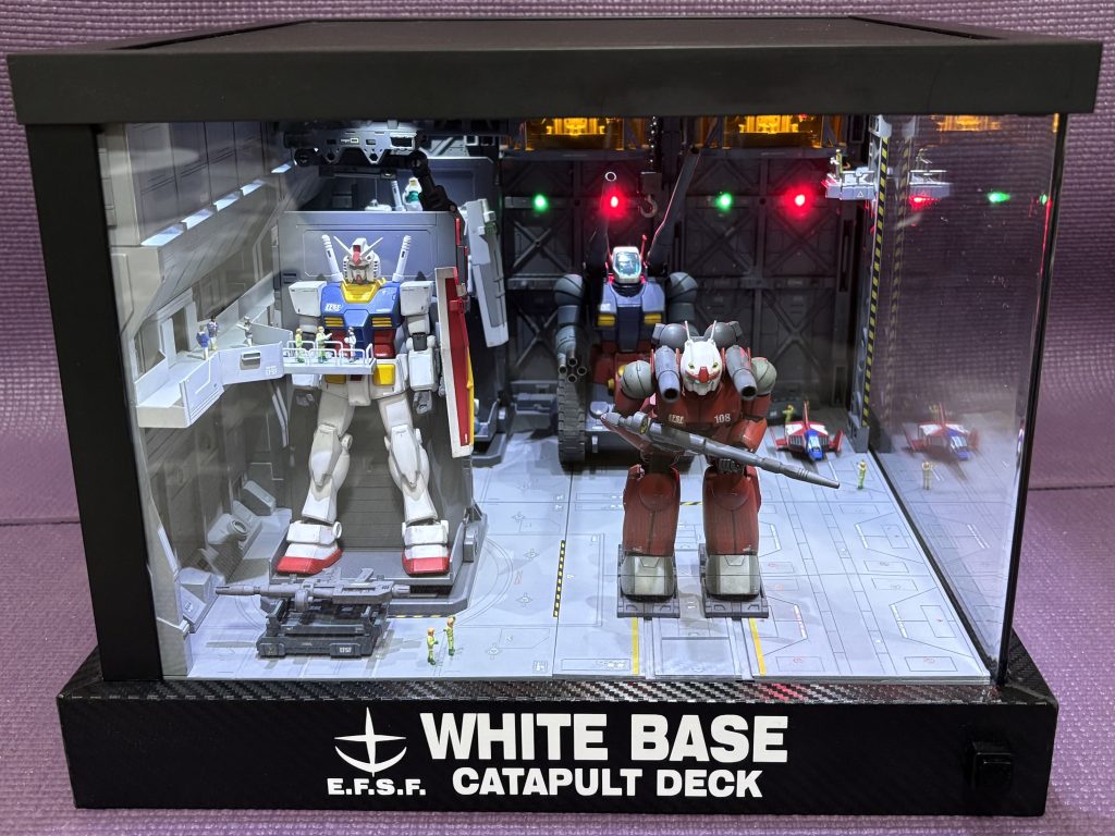 左壁はコトブキヤさんのメカニカルチェーンベースX2、奥壁は山田化学さんのディスプレイベースX3、天井はカタパルトデッキX6、カタパルト部の床はプラ板自作🛠️などなど💦