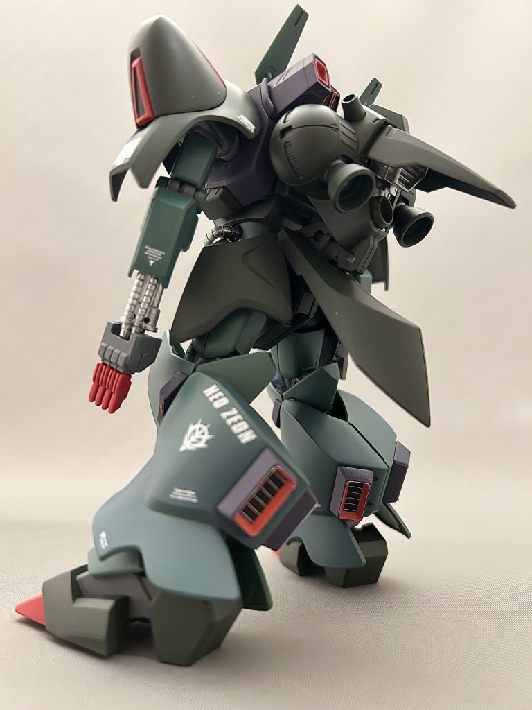 ザクIIIっぽいです。