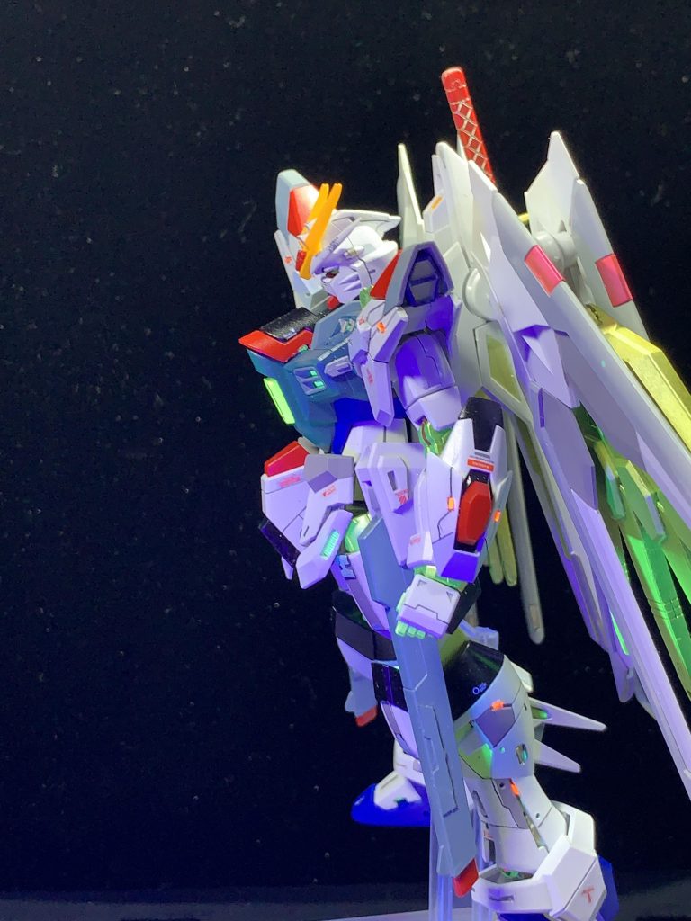 サイドショット。UVライトを当てて光らせています。