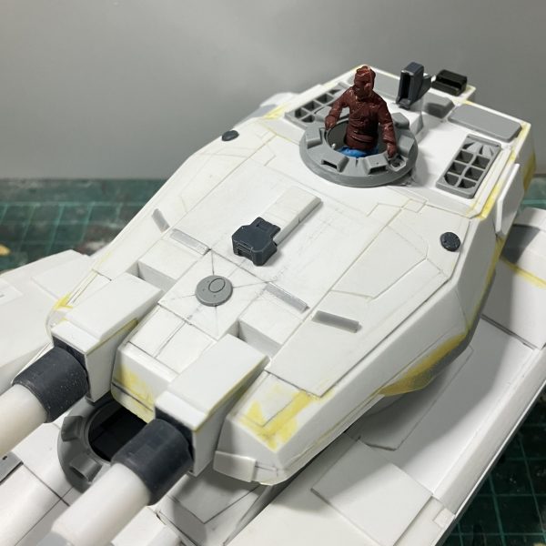 1/48 61式戦車 製作35日目〜砲塔後部のバスケットを試作中後部からタラップでハッチまで行く部分です最初は1ミリの真鍮線を使ってやろうと思い、ハンダ付けで固定できるか調べて見たら、金属用のハンダとフラックスが必要だったから、頻繁に使うわけでないからお金の節約でやめて、失敗してもいいやという気持ちで加工のしやすいアルミ線を使ってみました負荷が掛かる所ではないから強く触らなければ曲がったりしないかなと思いました砲塔のライン通りに作らなければならないから始めて図面書きましたわ〜^ - ^手すり組んで床と手すりの網を貼るのに何か良いのがないかと思い、編み目の細かい網戸用のネットを100均で買い貼り付けました(//∇//)これだけで1日、反対側とタラップを作って行きます♪ちなみに、バスケットの寸法を決めている時にペリスコープの位置が高かったから壊します♪(//∇//)仮に付いているだけだからまだ良かったですわ〜(4枚目)