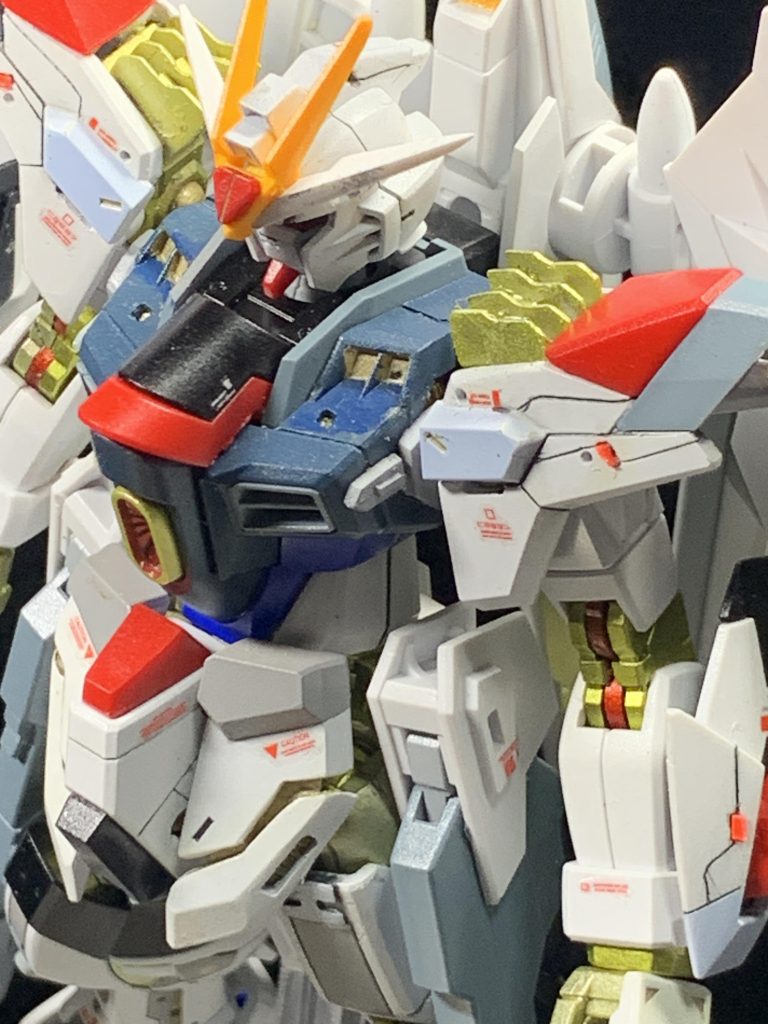 前に投稿した作品は塗装しただけの素組みでしたので今回はなるべく手を入れて制作してみました。(gundam-kao5)