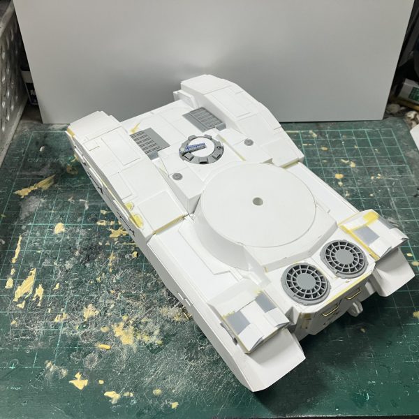1/48 61式戦車　製作31〜34日目車体側のディテールアップしました♪砲塔の高さを低くした事で側面から見た際、車体が高く感じました低くく見せるため車体を3ミリ下げました下げるには、いろんなところが干渉するから修正、マフラー部が高かったから作り直しつつマフラーを製作サイドスカートのスジボリ、ステップを追加リアハッチの手すりを追加、開閉はせず割り切りましたハッチ2ヶ所、簡単にですが製作ラスト、砲塔後部のバスケット周りをどうするか考えつつ、本当はアメリカ兵が欲しかったんですが売ってなく変わりに、使うか分からないけどドイツ兵を買って来ました完成するまでにアメリカ兵が買えたら良いなと思います（2枚目）