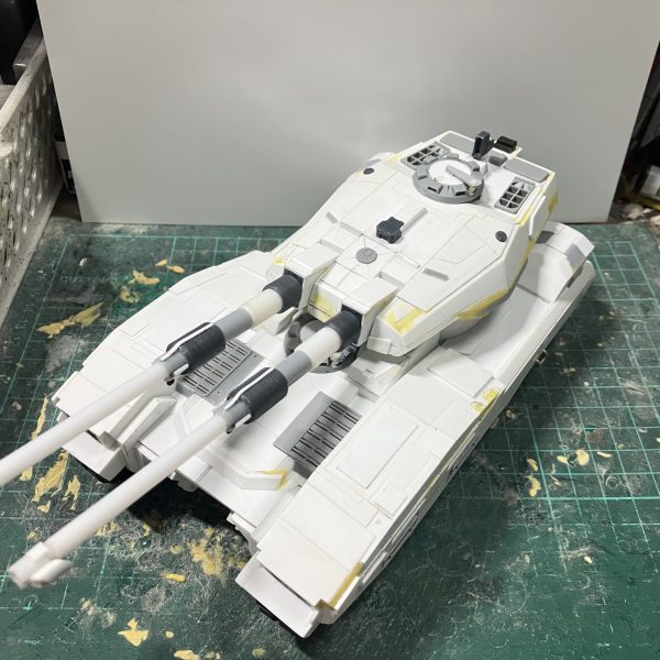 1/48 61式戦車　製作31〜34日目車体側のディテールアップしました♪砲塔の高さを低くした事で側面から見た際、車体が高く感じました低くく見せるため車体を3ミリ下げました下げるには、いろんなところが干渉するから修正、マフラー部が高かったから作り直しつつマフラーを製作サイドスカートのスジボリ、ステップを追加リアハッチの手すりを追加、開閉はせず割り切りましたハッチ2ヶ所、簡単にですが製作ラスト、砲塔後部のバスケット周りをどうするか考えつつ、本当はアメリカ兵が欲しかったんですが売ってなく変わりに、使うか分からないけどドイツ兵を買って来ました完成するまでにアメリカ兵が買えたら良いなと思います（5枚目）