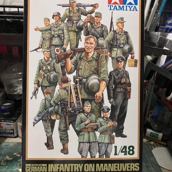 1/48 61式戦車　製作31〜34日目車体側のディテールアップしました♪砲塔の高さを低くした事で側面から見た際、車体が高く感じました低くく見せるため車体を3ミリ下げました下げるには、いろんなところが干渉するから修正、マフラー部が高かったから作り直しつつマフラーを製作サイドスカートのスジボリ、ステップを追加リアハッチの手すりを追加、開閉はせず割り切りましたハッチ2ヶ所、簡単にですが製作ラスト、砲塔後部のバスケット周りをどうするか考えつつ、本当はアメリカ兵が欲しかったんですが売ってなく変わりに、使うか分からないけどドイツ兵を買って来ました完成するまでにアメリカ兵が買えたら良いなと思います（6枚目）