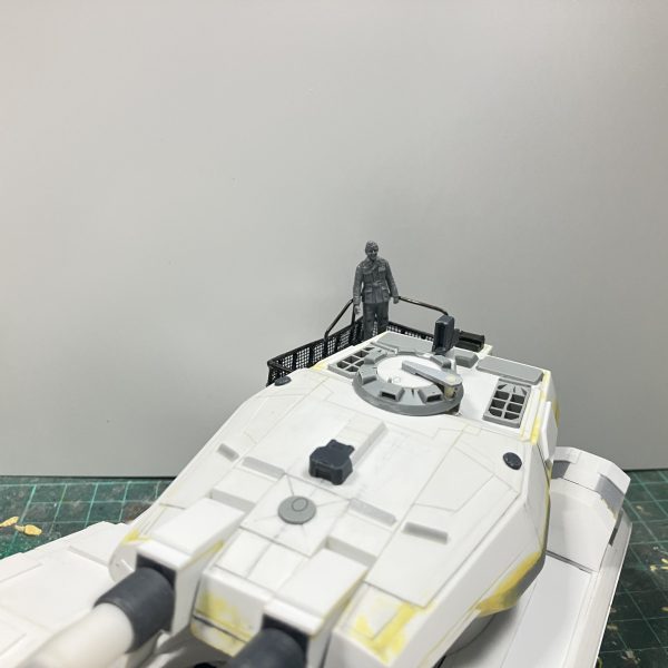 1/48 61式戦車　製作38日目バスケットを作る際に気付いたキューポラの位置が高かったからペリスコープの下端まで下げました加工的に半埋め込みな感じですね機銃を載せる所の寸法まで出来たため、兵士を乗せてみたら、寸法が足らなかったためプラ板で調整しましたサフ後の最終ディテールアップ後に装備するかしないか決めかねているリアクティブアーマー装着イメージをレゴで表現してみました砲塔と前面のみにしようかなぁっと考えつつ、装備有無の2パターン取れればいいなぁっと思います♪（5枚目）
