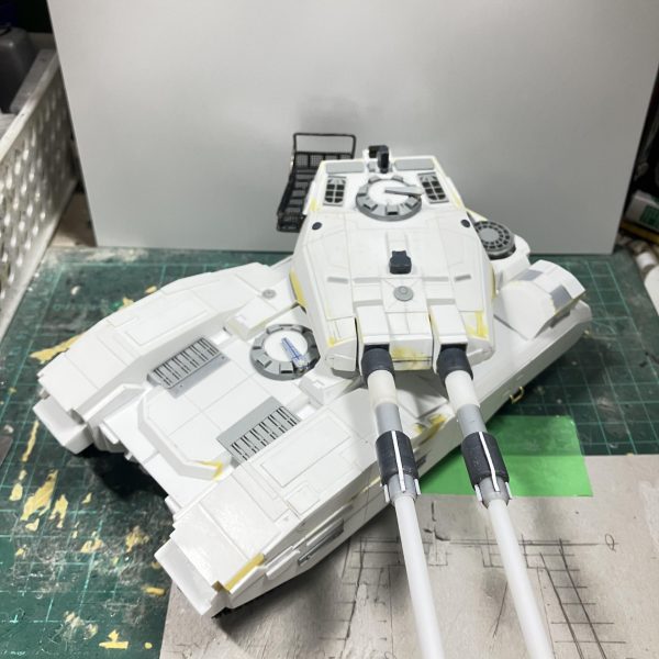 1/48 61式戦車 製作35日目〜砲塔後部のバスケットを試作中後部からタラップでハッチまで行く部分です最初は1ミリの真鍮線を使ってやろうと思い、ハンダ付けで固定できるか調べて見たら、金属用のハンダとフラックスが必要だったから、頻繁に使うわけでないからお金の節約でやめて、失敗してもいいやという気持ちで加工のしやすいアルミ線を使ってみました負荷が掛かる所ではないから強く触らなければ曲がったりしないかなと思いました砲塔のライン通りに作らなければならないから始めて図面書きましたわ〜^ - ^手すり組んで床と手すりの網を貼るのに何か良いのがないかと思い、編み目の細かい網戸用のネットを100均で買い貼り付けました(//∇//)これだけで1日、反対側とタラップを作って行きます♪ちなみに、バスケットの寸法を決めている時にペリスコープの位置が高かったから壊します♪(//∇//)仮に付いているだけだからまだ良かったですわ〜(3枚目)