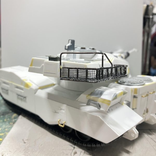 1/48 61式戦車 製作35日目〜砲塔後部のバスケットを試作中後部からタラップでハッチまで行く部分です最初は1ミリの真鍮線を使ってやろうと思い、ハンダ付けで固定できるか調べて見たら、金属用のハンダとフラックスが必要だったから、頻繁に使うわけでないからお金の節約でやめて、失敗してもいいやという気持ちで加工のしやすいアルミ線を使ってみました負荷が掛かる所ではないから強く触らなければ曲がったりしないかなと思いました砲塔のライン通りに作らなければならないから始めて図面書きましたわ〜^ - ^手すり組んで床と手すりの網を貼るのに何か良いのがないかと思い、編み目の細かい網戸用のネットを100均で買い貼り付けました(//∇//)これだけで1日、反対側とタラップを作って行きます♪ちなみに、バスケットの寸法を決めている時にペリスコープの位置が高かったから壊します♪(//∇//)仮に付いているだけだからまだ良かったですわ〜(2枚目)