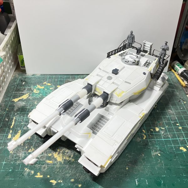 1/48 61式戦車　製作35日〜37日目砲塔後部のバスケットをアルミ線で枠を作り、床と手すりは網戸の網を使って貼り付けてみましたそれに加えて、砲塔に行くための折りたたみ式のタラップを作って上り下り出来るようにしました♪完成写真のように、足を乗せやすいよう角度をつけた踏み板にしました(//∇//) （3枚目）