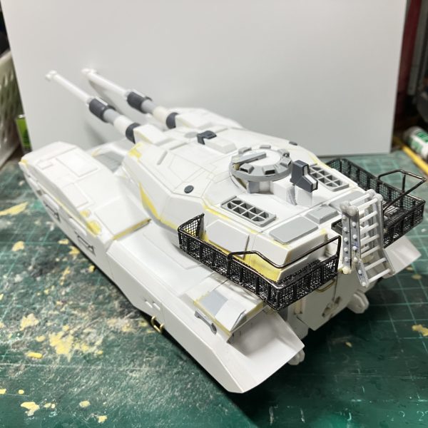 1/48 61式戦車　製作35日〜37日目砲塔後部のバスケットをアルミ線で枠を作り、床と手すりは網戸の網を使って貼り付けてみましたそれに加えて、砲塔に行くための折りたたみ式のタラップを作って上り下り出来るようにしました♪完成写真のように、足を乗せやすいよう角度をつけた踏み板にしました(//∇//) （2枚目）