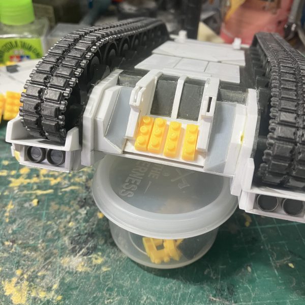 1/48 61式戦車　製作38日目バスケットを作る際に気付いたキューポラの位置が高かったからペリスコープの下端まで下げました加工的に半埋め込みな感じですね機銃を載せる所の寸法まで出来たため、兵士を乗せてみたら、寸法が足らなかったためプラ板で調整しましたサフ後の最終ディテールアップ後に装備するかしないか決めかねているリアクティブアーマー装着イメージをレゴで表現してみました砲塔と前面のみにしようかなぁっと考えつつ、装備有無の2パターン取れればいいなぁっと思います♪（2枚目）