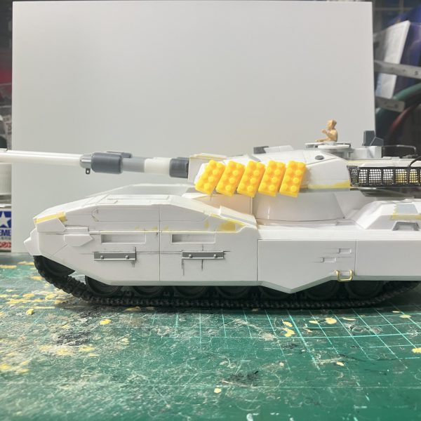 1/48 61式戦車　製作38日目バスケットを作る際に気付いたキューポラの位置が高かったからペリスコープの下端まで下げました加工的に半埋め込みな感じですね機銃を載せる所の寸法まで出来たため、兵士を乗せてみたら、寸法が足らなかったためプラ板で調整しましたサフ後の最終ディテールアップ後に装備するかしないか決めかねているリアクティブアーマー装着イメージをレゴで表現してみました砲塔と前面のみにしようかなぁっと考えつつ、装備有無の2パターン取れればいいなぁっと思います♪（3枚目）
