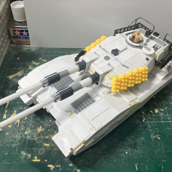 1/48 61式戦車　製作38日目バスケットを作る際に気付いたキューポラの位置が高かったからペリスコープの下端まで下げました加工的に半埋め込みな感じですね機銃を載せる所の寸法まで出来たため、兵士を乗せてみたら、寸法が足らなかったためプラ板で調整しましたサフ後の最終ディテールアップ後に装備するかしないか決めかねているリアクティブアーマー装着イメージをレゴで表現してみました砲塔と前面のみにしようかなぁっと考えつつ、装備有無の2パターン取れればいいなぁっと思います♪（4枚目）