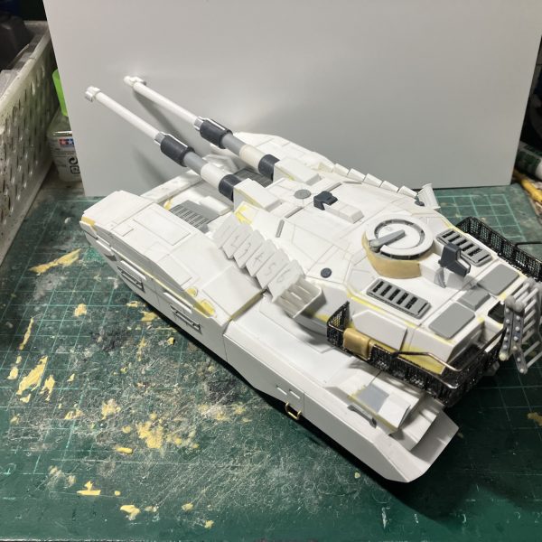 1/48 61式戦車　製作39〜40日目やっとサフ前の工作が終わりました(//∇//)キューポラ周りをエポパテで造形して、パテが乾かしている間やる事が無いから、使うか分からないですが、砲塔と前面にリアクティブアーマーを作ったり、ちょい管を長めにしたスモークディスチャージャー砲塔の排気口は網を使ってディテールアップマフラーの排気口は、ただフィンを並べただけの物から、しいたけディテールに作り直しました♪（2枚目）