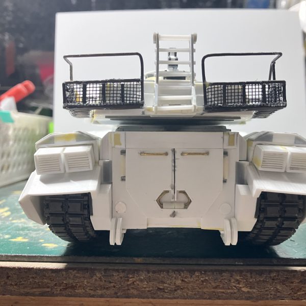 1/48 61式戦車　製作39〜40日目やっとサフ前の工作が終わりました(//∇//)キューポラ周りをエポパテで造形して、パテが乾かしている間やる事が無いから、使うか分からないですが、砲塔と前面にリアクティブアーマーを作ったり、ちょい管を長めにしたスモークディスチャージャー砲塔の排気口は網を使ってディテールアップマフラーの排気口は、ただフィンを並べただけの物から、しいたけディテールに作り直しました♪（4枚目）