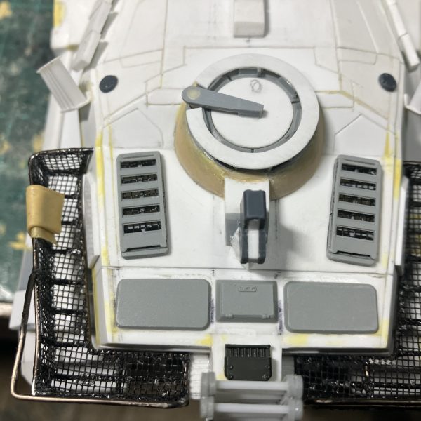 1/48 61式戦車　製作39〜40日目やっとサフ前の工作が終わりました(//∇//)キューポラ周りをエポパテで造形して、パテが乾かしている間やる事が無いから、使うか分からないですが、砲塔と前面にリアクティブアーマーを作ったり、ちょい管を長めにしたスモークディスチャージャー砲塔の排気口は網を使ってディテールアップマフラーの排気口は、ただフィンを並べただけの物から、しいたけディテールに作り直しました♪（3枚目）