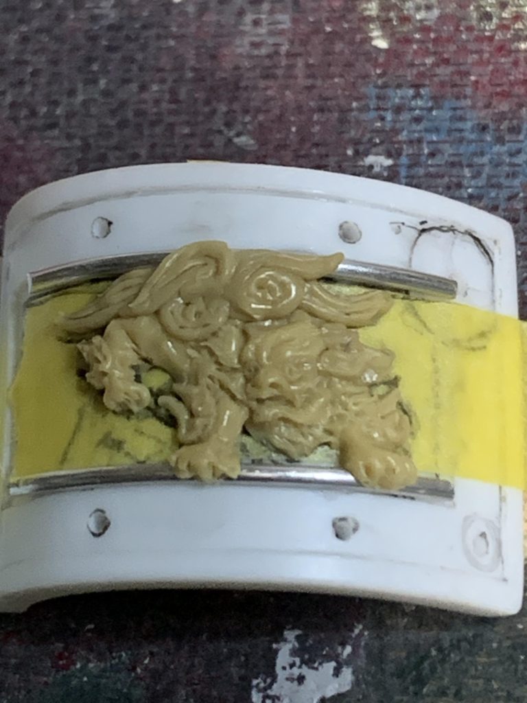 飾りをエポパテで作っているところ