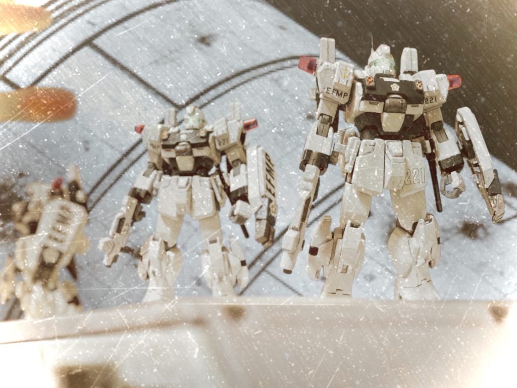 「まあ、信じてもらえないかもしんないけどさ。」 アンナは、椅子から立ち上がった。「気心の知れた同期と一緒に仕事できたのは、心地よかったよ。あたしは、この1年、結構楽しかった。」「別に、疑ってはいないさ。