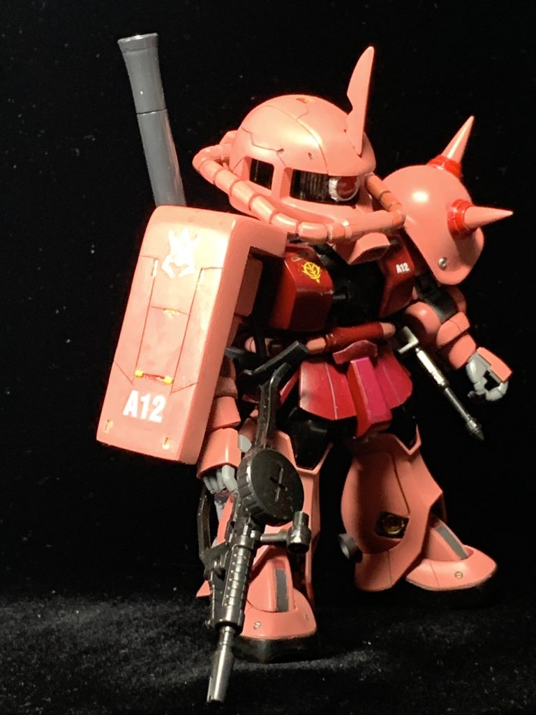 右肩のシールドはプラ板、プラ棒により大型化しスジボリ、デカールでディテールアップしています。左肩のスパイクアーマーはスパイク部分を市販のディテールアップパーツを使用。他にも各所手を加えています。(zaku-kao2)