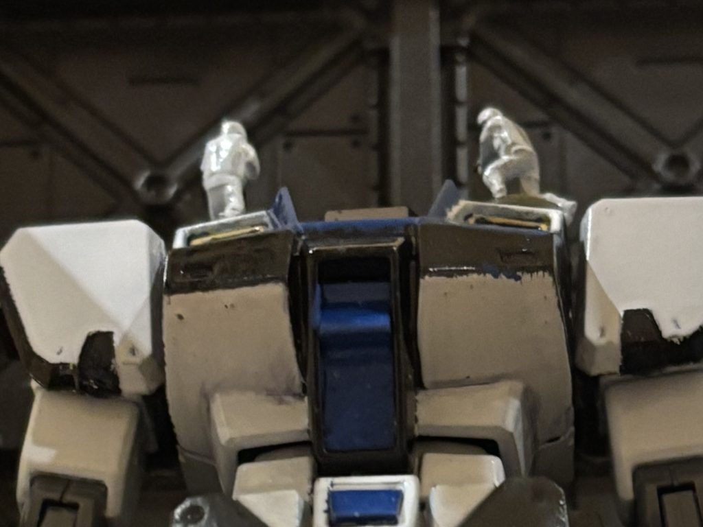 　ヘント・ミューラー暗殺事件のせいで、一時中断されていたジム・スナイパーⅡの仕様変更は、割とすぐに作業が再開された。黒髪眼鏡と、愛嬌のある小男が、相変わらず難しい顔をしながら作業をしている。だが、今日はやけに急いでいるように見えた。ニコラ少佐から、司令書も見せられた。ハクシュウ大佐も認可した正式なもので、やはり、アランが以前予想した通り、新型装備の試験のための換装だった。平和な広報部隊だった