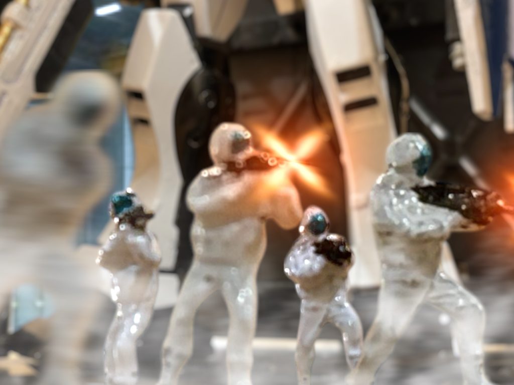 　整備兵どもが、突如、牙をむいた。「殺すつもりはない！」　あの、愛嬌のある小男が指揮している。「こ、殺さないでぇ～！」　サイラスとか言う、黒髪眼鏡の技術者が人質のような格好になっている。芝居のようにもみえるが、本当に怯えているようにも見える。どちらでもいい。今は、生き延びねば。アランは、物陰に身を潜めながら、ミヤギのいるコンパートメントの方に向かった。　廊下では既に、”ブルーウイング”の仲間がバリケードを設置して、防御を固めていた。「よし、それでいい。」仲間たちに声を掛け、アランはさらに奥へとすり抜けていく。