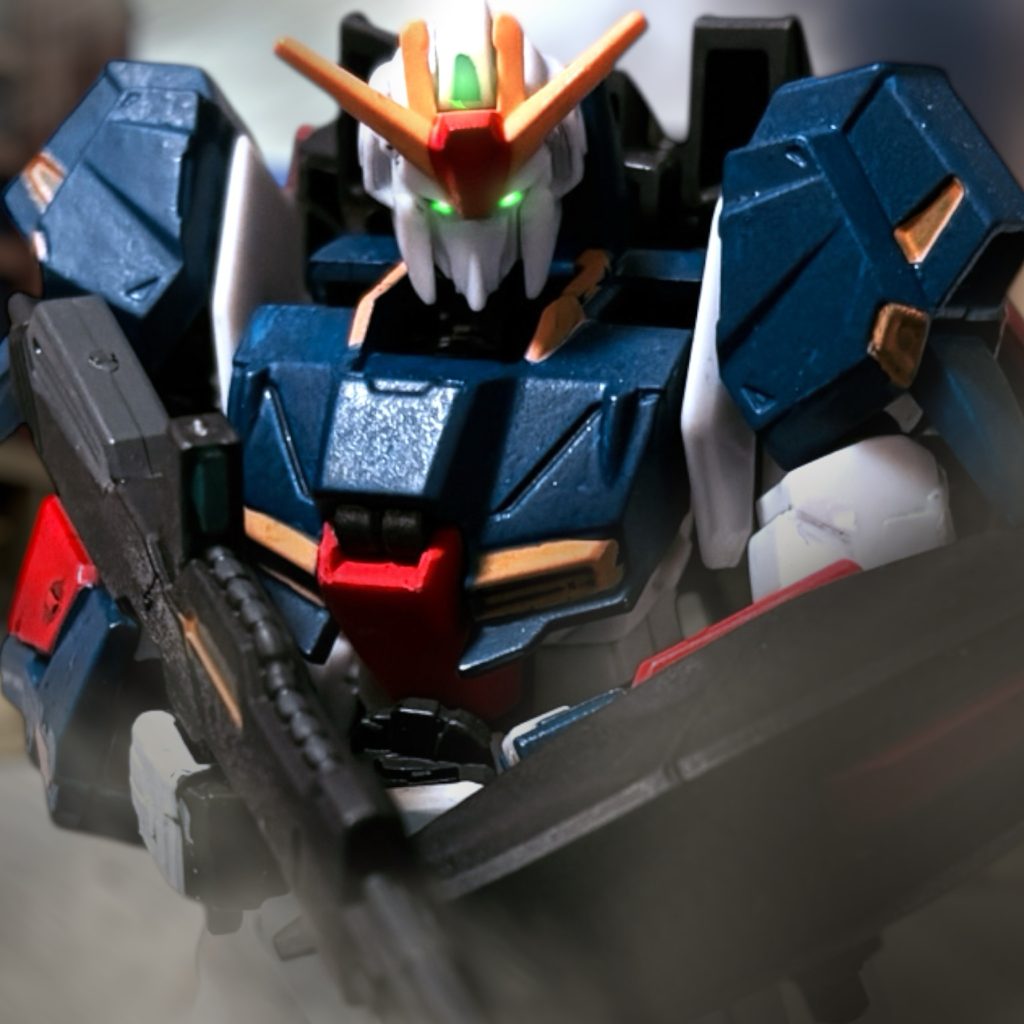 「おい、勝手に動くな！」　見張りの兵が、声を荒げる。モニターでは、シャアと名乗った男が、地球の保護の必要性を訴え、それを阻害するティターンズの横暴を、ザビ家以上の悪であると痛烈に批判している。そして画面には、ティターンズのMSと揉みあう白いMS、”ガンダム”が映し出される。まるで、傷つき、悲鳴をあげる地球のために、虐げられるスペースノイドの叫びを代弁するために、”ガンダム”は戦っているように見えた。（やるな、エゥーゴ……！）ブレックスが死んだいま、誰が書いたシナリオだ？いや、誰でもいい。よくできているには違いないのだ。　疲弊した地球環境の回復のため、人類を一度地球上から追い出す。その目的はエゥーゴも、ティターンズも変わらない。ただ、エゥーゴは議会工作で、ティターンズは紛争と武力でもってそれを成し遂げようとしていた。それが今、エゥーゴも武力で議会を制圧しようとしている。これでは、エゥーゴも結局ティターンズと、同じ穴のムジナになる。だが、そのことを——こうして武力に訴える自分たちのやり方を、画面の中の