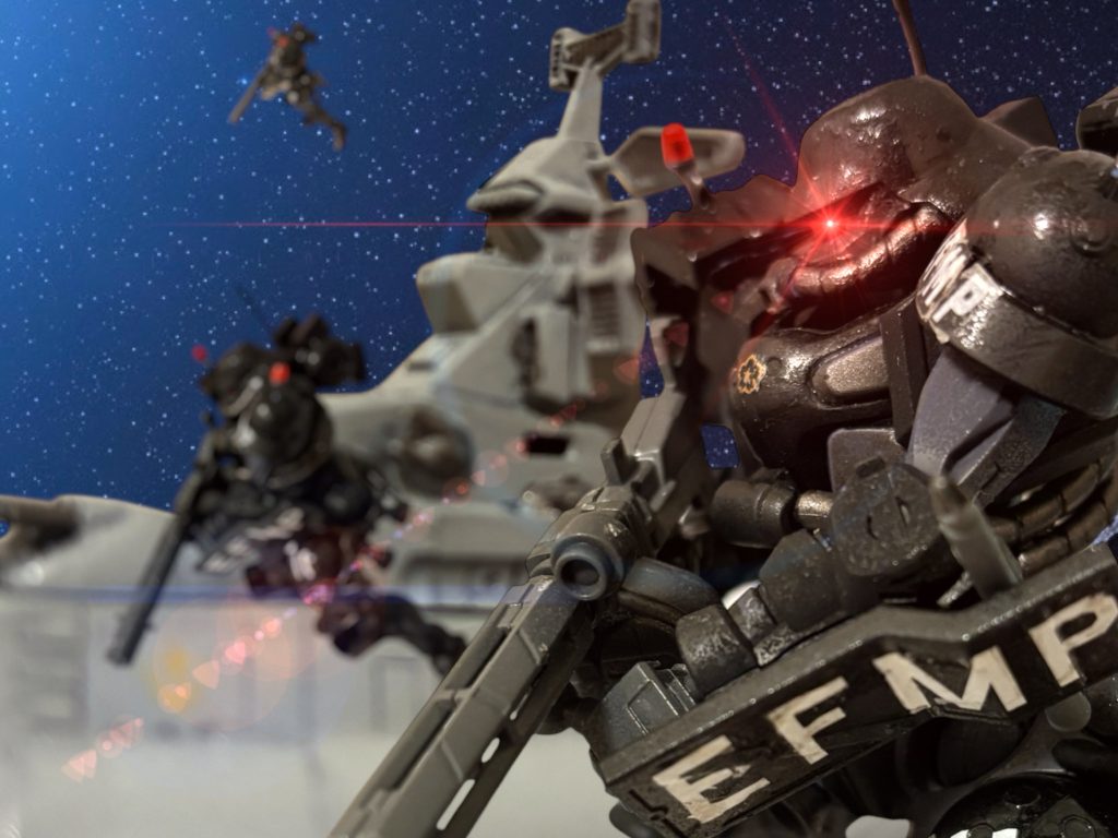 　武装に封印を施された”サクラ”に収容され、ラッキー・ブライトマン中佐はじめ、EFMP第２部隊第１班の面々はサイド５宙域外の仮設ドックに移送されている最中だった。皆、ブリッジに集められ、ティターンズや連邦軍の正規兵が武装して警備している。　しかし、移送されている者たちは、ブリッジのモニターに映し出された映像を見て瞳孔を開いた。『議会の方と、このテレビを見ている連邦国国民の方には、突然の無礼を許して頂きたい。私はエゥーゴのクワトロ・バジーナ大尉であります。』モニターには、金髪碧眼の美しい男が映っている。続けて、男は自分がシャア・アズナブルであると打ち明けた。『私はこの場を借りて、ジオンの遺志を継ぐものとして語りたい。もちろん、ジオン公国のシャアとしてではなく、ジオン・ダイクンの子としてである。』　来た——ついに。　ブライトマンは、すっと立ちあがる。