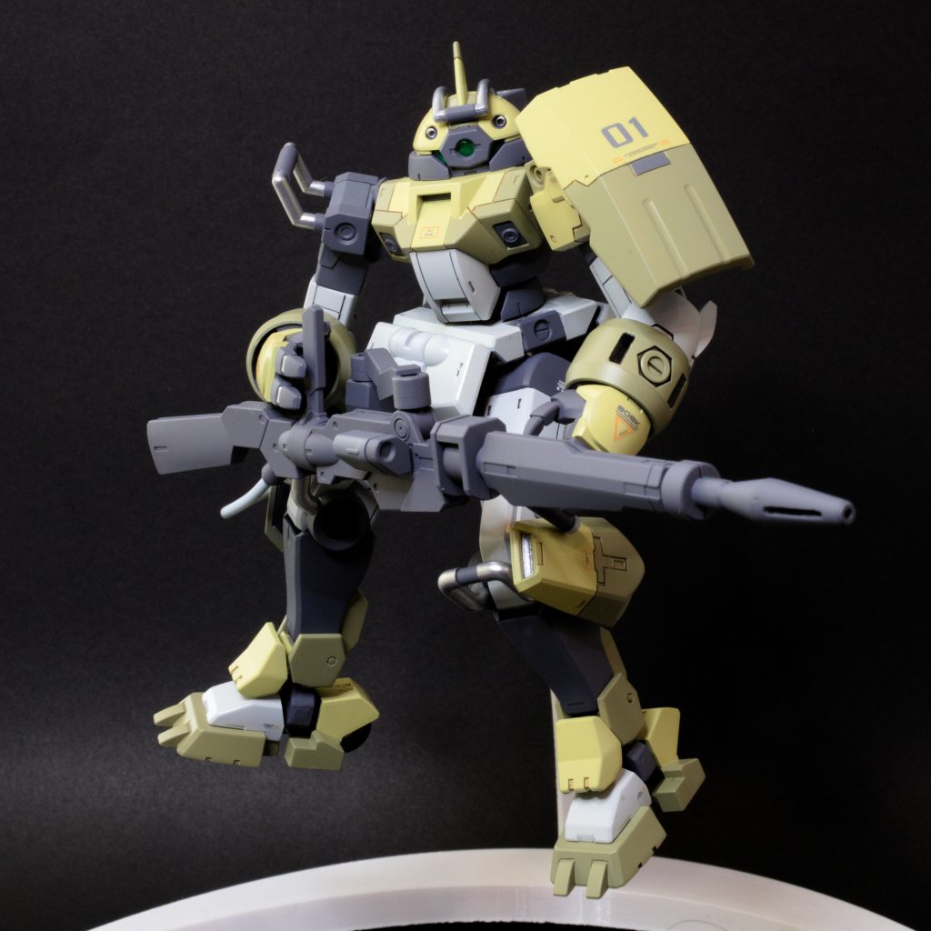 武装をかっこよく構えさせるのがむつかしい。商品説明のポーズはどうやっても再現できなかった・・・。