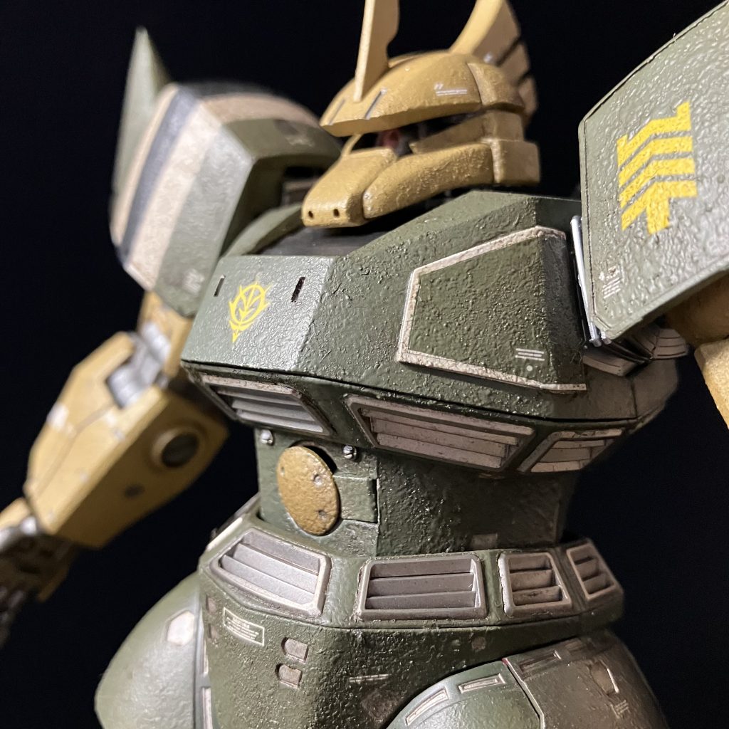 こんな感じです。頭部は鼻の部分の段差をなくしてスッキリさせ、モノアイスリットを0.5mm拡幅しています。胸部は前部に1mmプラ板を貼って、正面の四角の面が少し小さくなるようにこうしています。