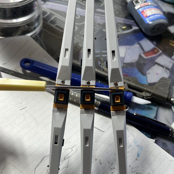 前回からだいぶ経ってしまいましたがだいぶスクラッチするところが終わってきました！あと太もものダクトを作ってからサフへ（3枚目）