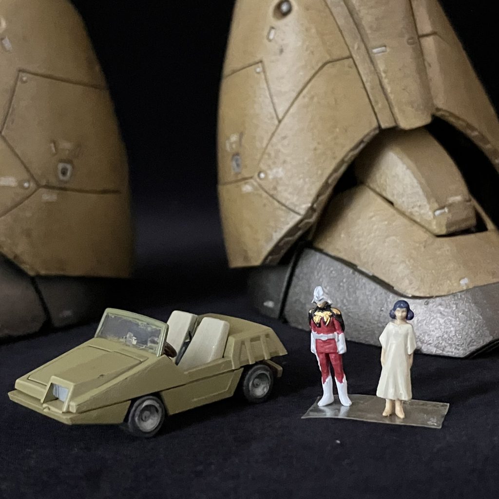 シャアとララァも塗りました。シャア専用のつもりだったのでコップピットにもシャアが乗っています。