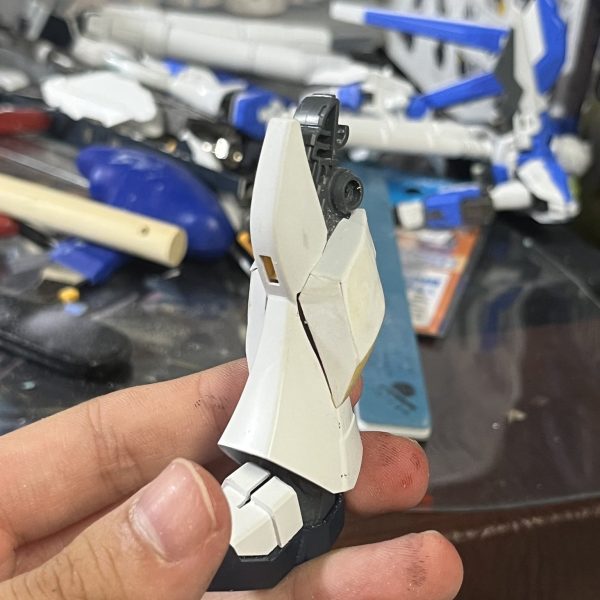 前回からだいぶ経ってしまいましたがだいぶスクラッチするところが終わってきました！あと太もものダクトを作ってからサフへ（6枚目）